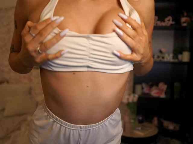 NicoletteShea01 webcam