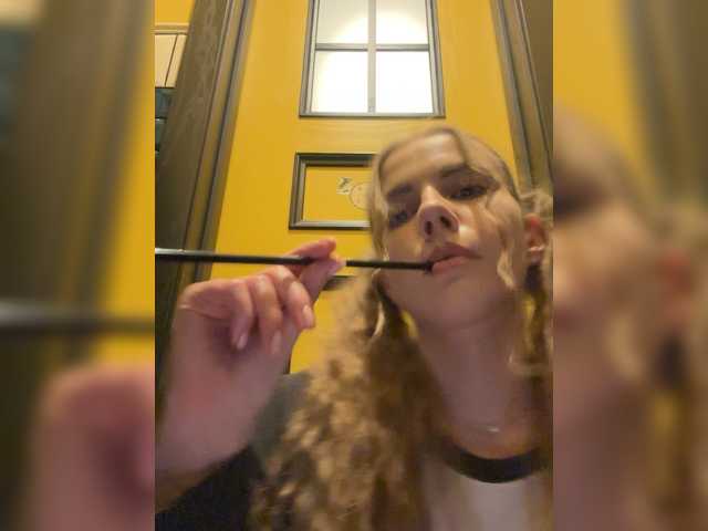 Entrez le videochat erotique avec le
modèle VikkiExtraCheese VikkiExtraCheese