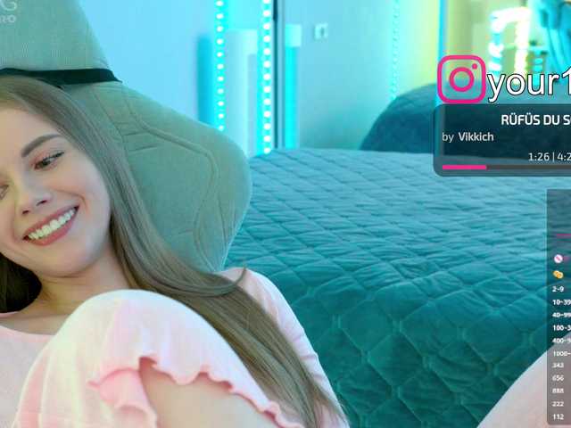 Entrez le videochat erotique avec le
modèle VikkiExtraCheese VikkiExtraCheese