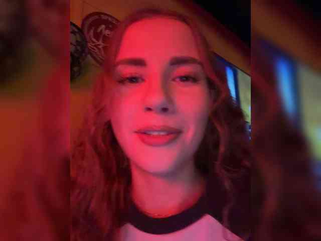 VikkiExtraCheese webcam