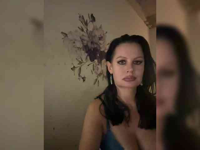 RoyalBreasts webcam