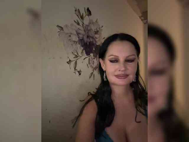 RoyalBreasts webcam