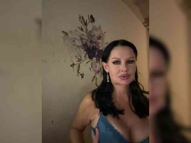 RoyalBreasts webcam