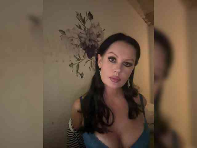 RoyalBreasts webcam