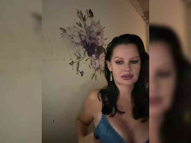 RoyalBreasts webcam