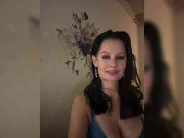 RoyalBreasts webcam