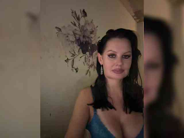RoyalBreasts webcam