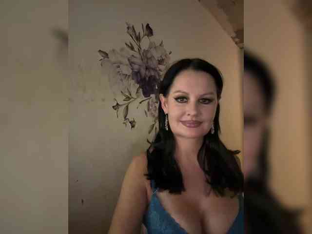 RoyalBreasts webcam