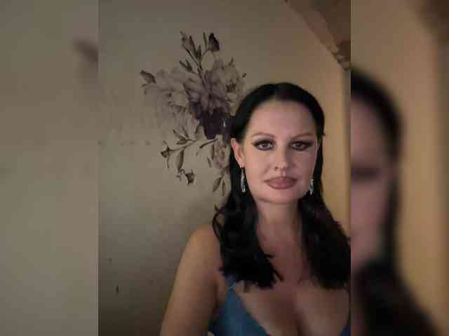 RoyalBreasts webcam