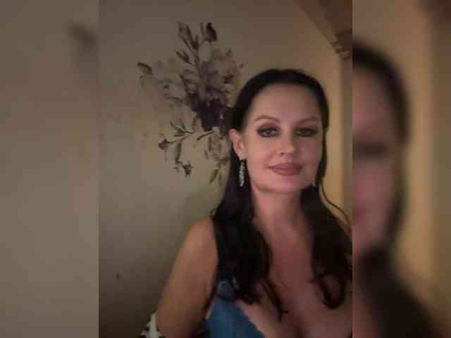 RoyalBreasts webcam