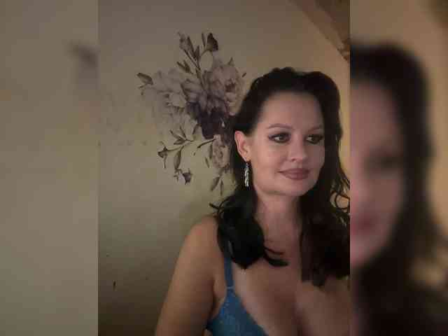 RoyalBreasts webcam