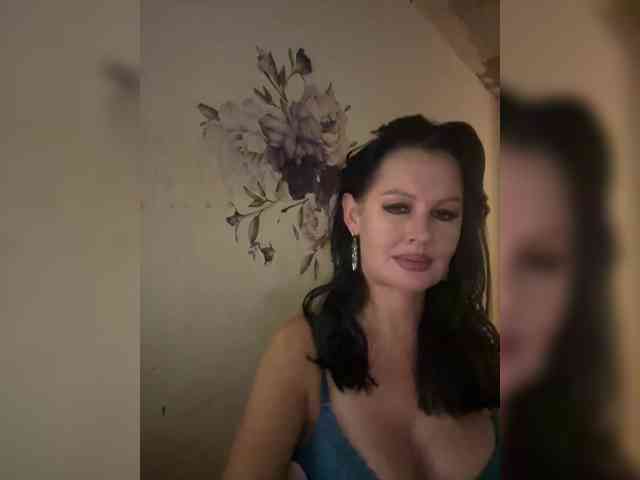 RoyalBreasts webcam
