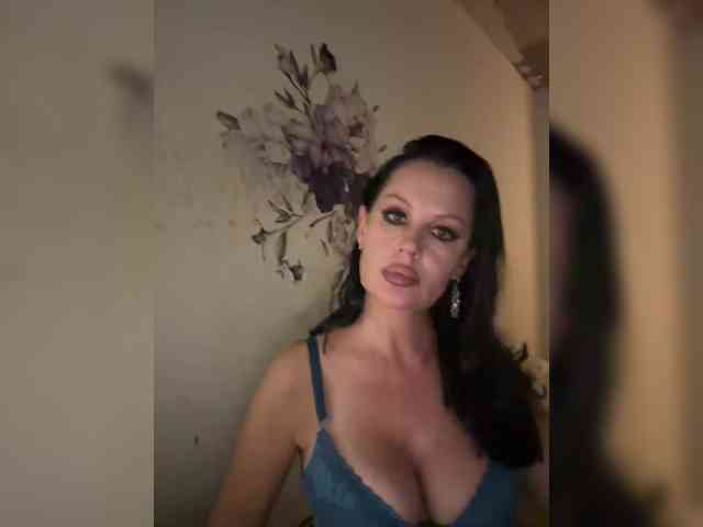 RoyalBreasts webcam