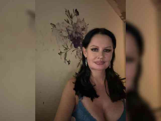RoyalBreasts webcam