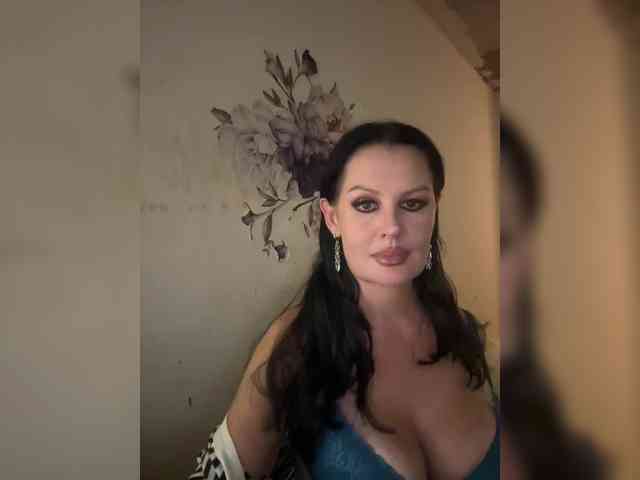 RoyalBreasts webcam