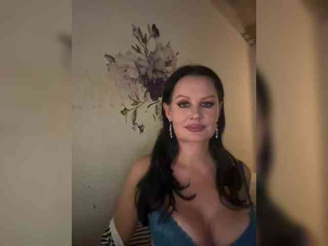 RoyalBreasts webcam
