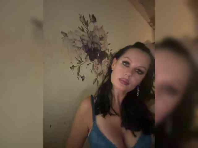 RoyalBreasts webcam