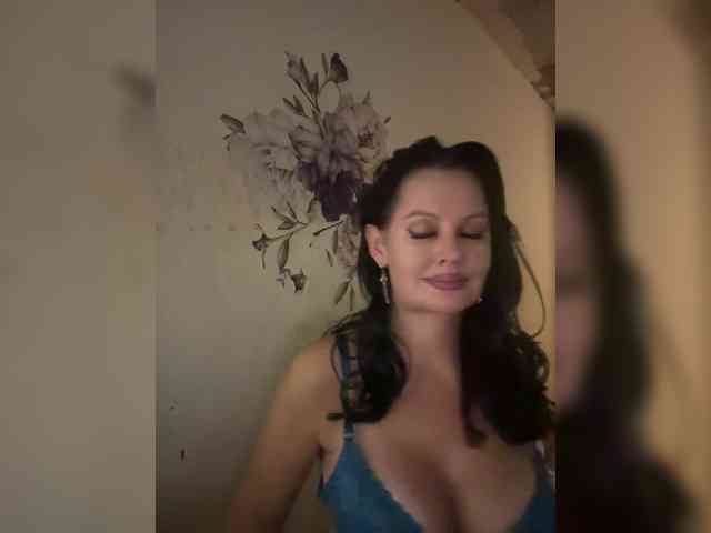 RoyalBreasts webcam