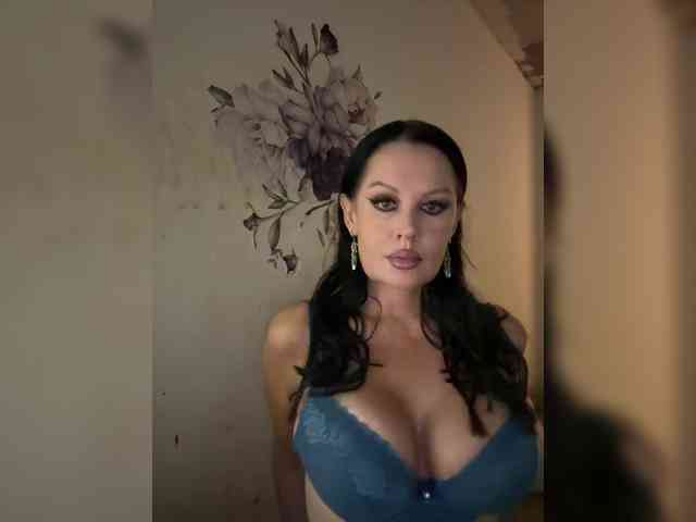 RoyalBreasts webcam