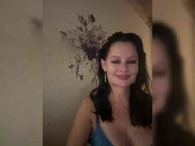 RoyalBreasts webcam