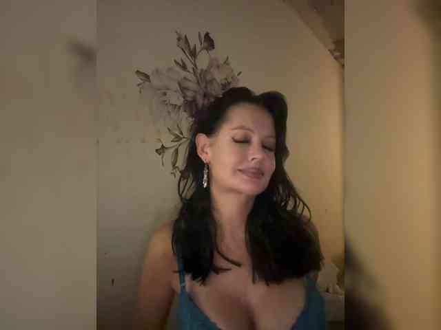 RoyalBreasts webcam