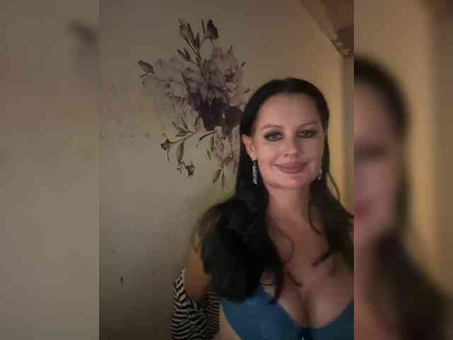 RoyalBreasts webcam