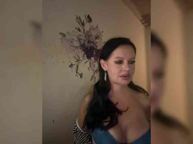 RoyalBreasts webcam