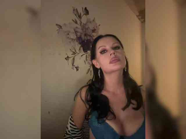 RoyalBreasts webcam