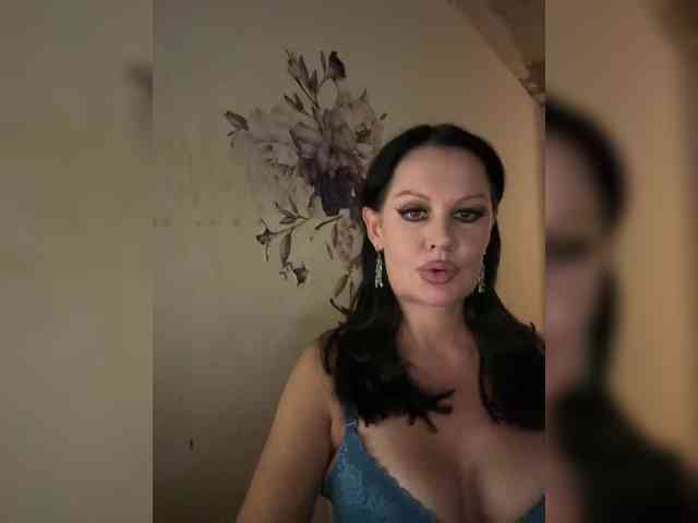 RoyalBreasts webcam