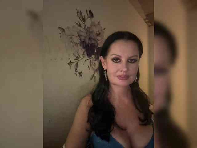 RoyalBreasts webcam