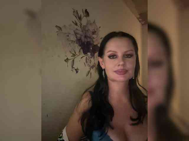 RoyalBreasts webcam
