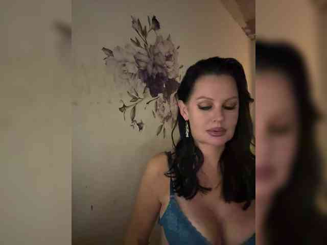 RoyalBreasts webcam