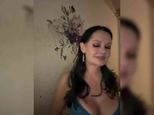 RoyalBreasts webcam