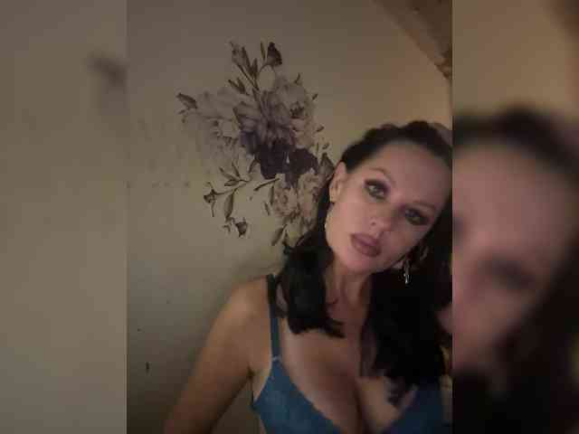 RoyalBreasts webcam
