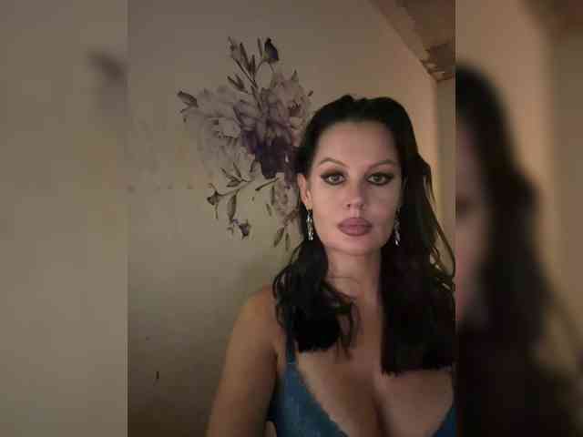 RoyalBreasts webcam