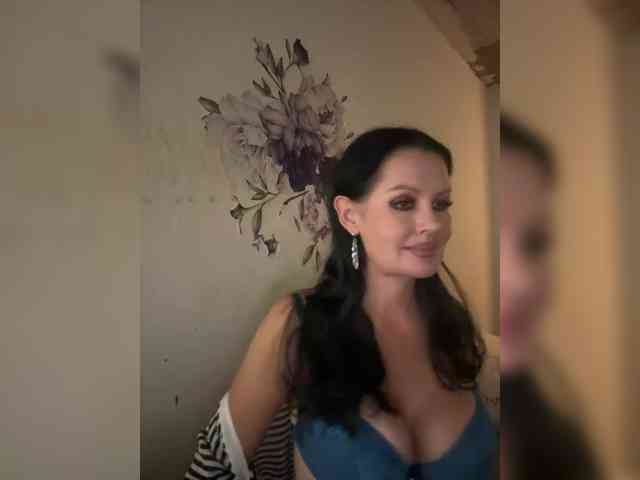 RoyalBreasts webcam