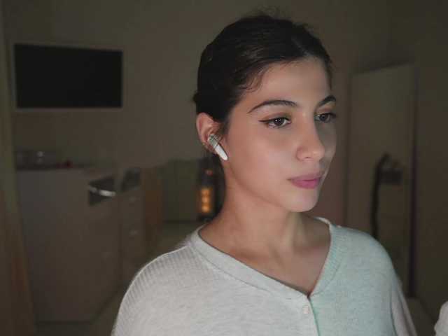 Entrez le videochat erotique avec le
modèle -Madi- -Madi-