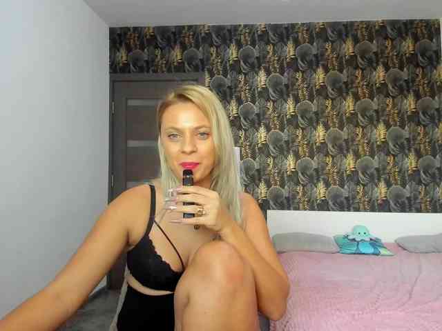 CarlaStaceeFun webcam