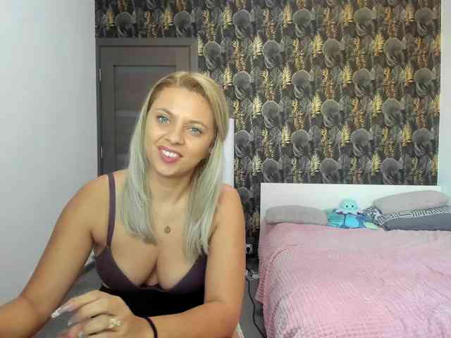 CarlaStaceeFun webcam