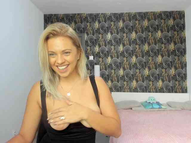 CarlaStaceeFun webcam
