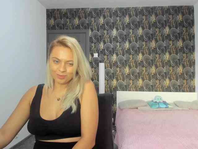CarlaStaceeFun webcam