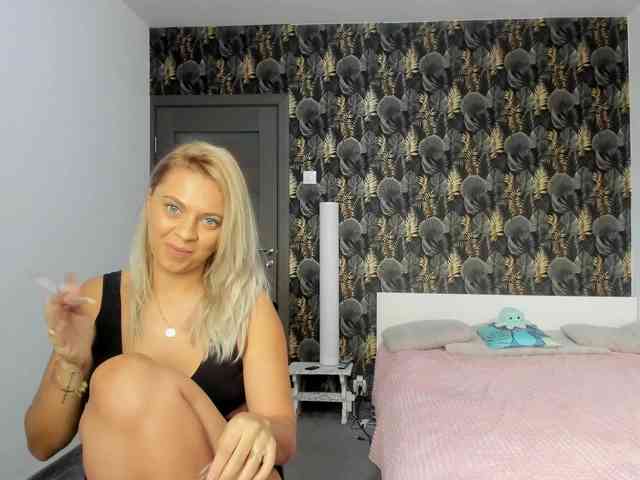 CarlaStaceeFun webcam