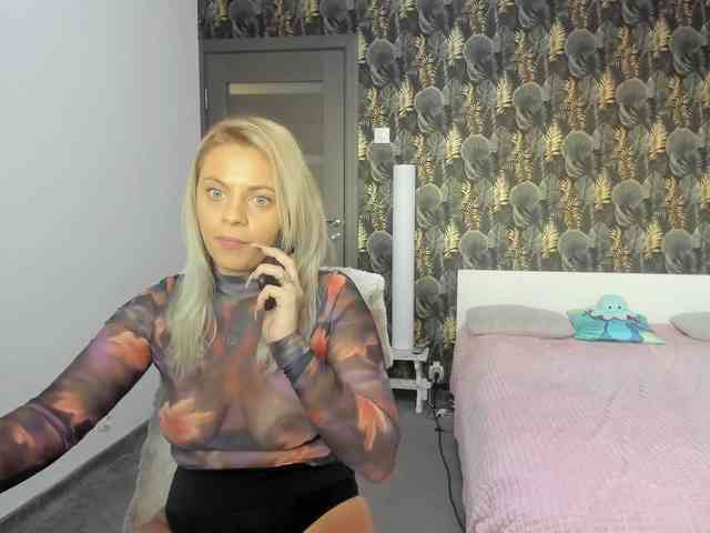 CarlaStaceeFun webcam