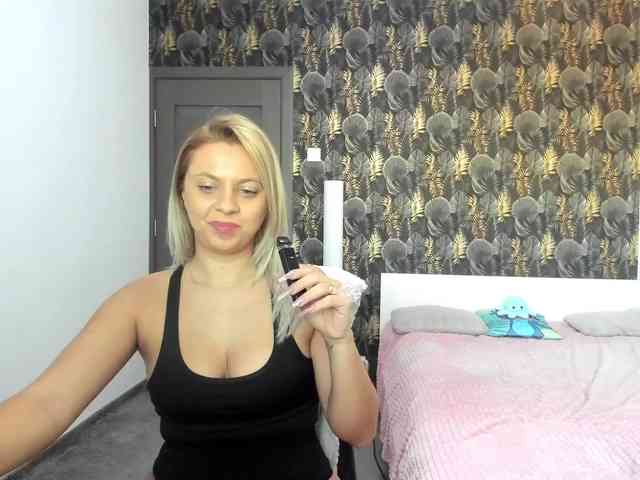 CarlaStaceeFun webcam