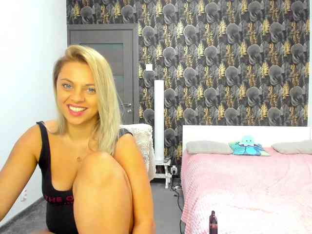 CarlaStaceeFun webcam
