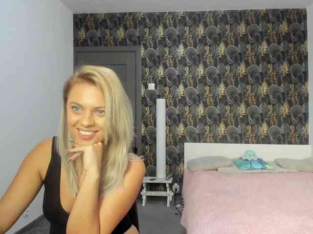 CarlaStaceeFun webcam
