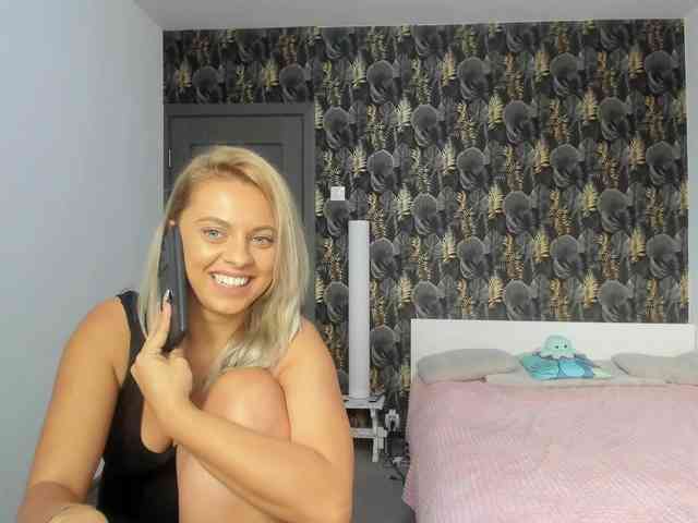 CarlaStaceeFun webcam
