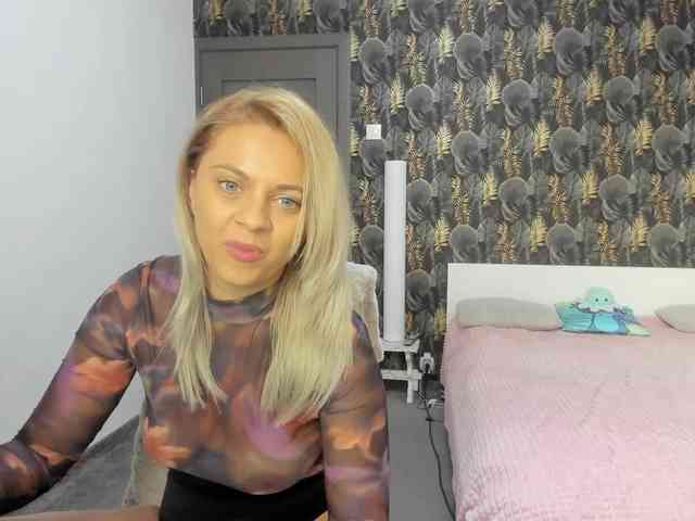 CarlaStaceeFun webcam