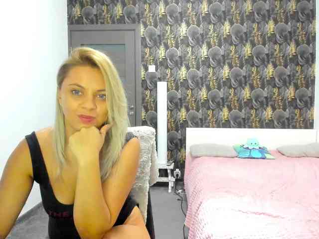 CarlaStaceeFun webcam