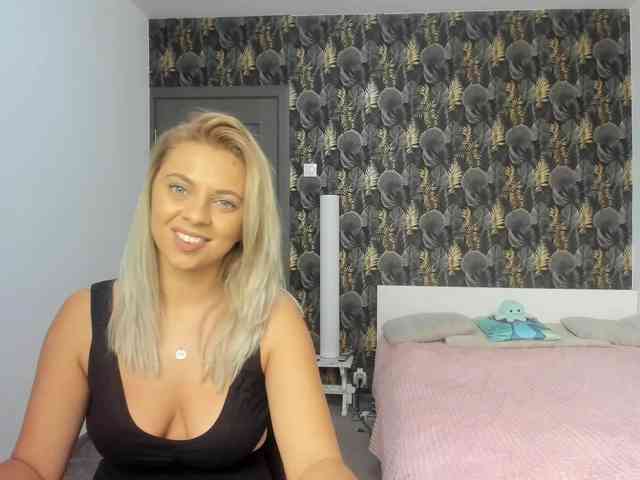 CarlaStaceeFun webcam